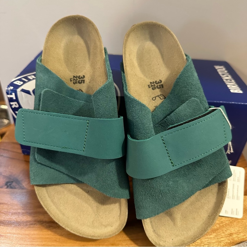 Birkenstock Kyoto Teal Suede 35 / L4 /M2 /MM225
Regular fit
Leather